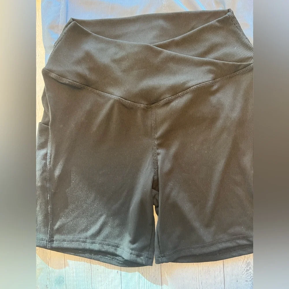 Not for sale❗️3 Pcs Women Cross Waist Ribbed Workout Shorts with Pockets where - Picture 2 of 9